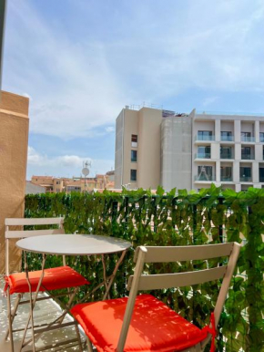 Center 2 min walk to beach quiet sunny balcony